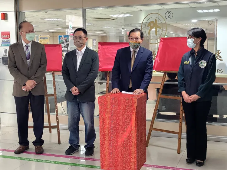 外交部雲嘉南辦事處處長蕭勝中（右二）致詞表示，希望藉由提升環境品質，提供民眾舒適的洽公環境。翻攝畫面