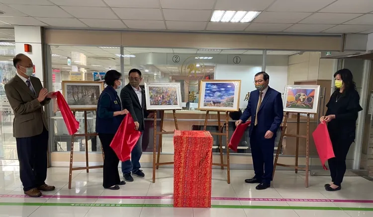 領務大廳展掛名家複製畫。翻攝畫面