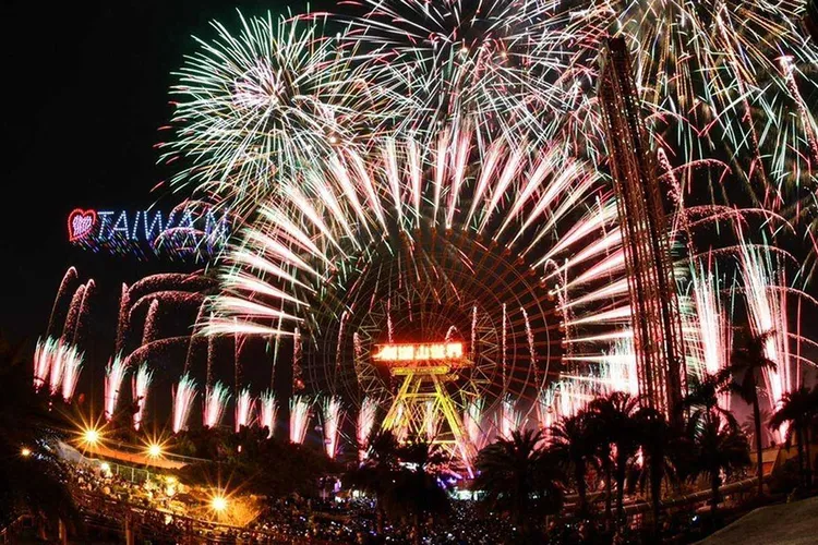 劍湖山世界跨年活動，將有數百台無人機結合燈光秀，加上摩天輪煙火秀演出，震撼五感體驗。觀光局提供