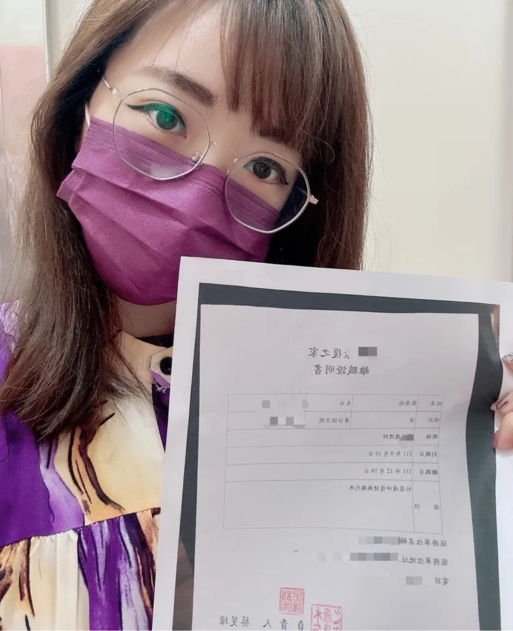 張喬瑜說，因為她實在不知道四叉貓之後會怎麼對付她，所以已經自請離職，並貼出離職證明書。翻攝自張橋瑜臉書