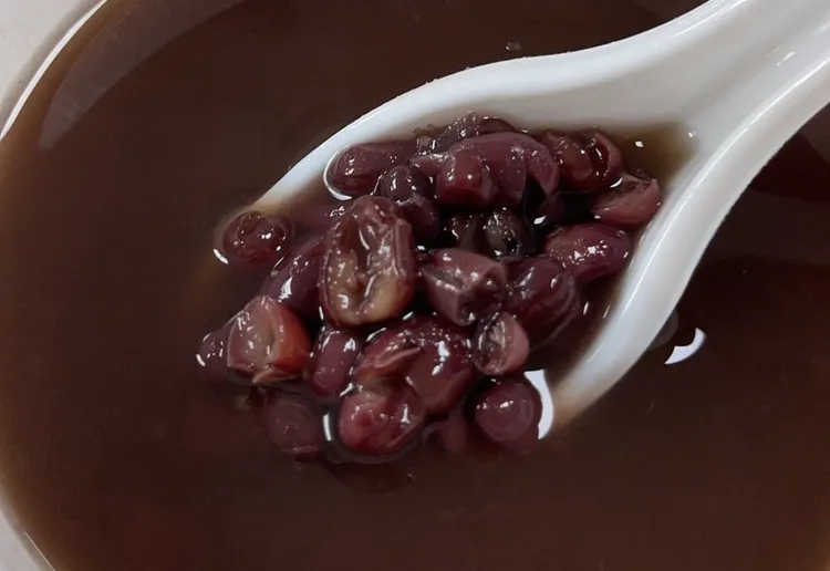 要煮出鬆軟綿密的紅豆湯，糖必須最後加。南投醫院提供