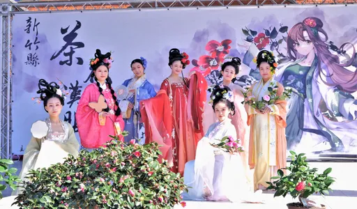 新竹縣茶花季開幕!創新漢服時尚走秀 文化局廣場上演穿越劇