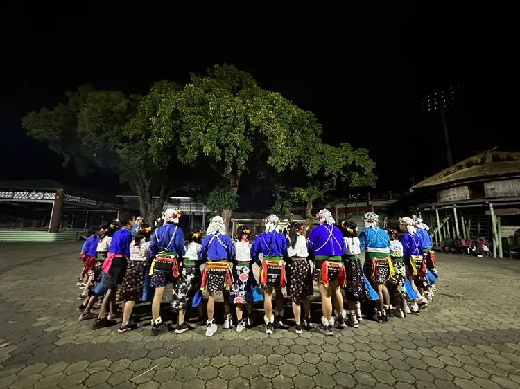 卑南族部落青少年和小朋友在部落巴拉冠前唱著傳統歌謠，烤火跳舞。古和書提供