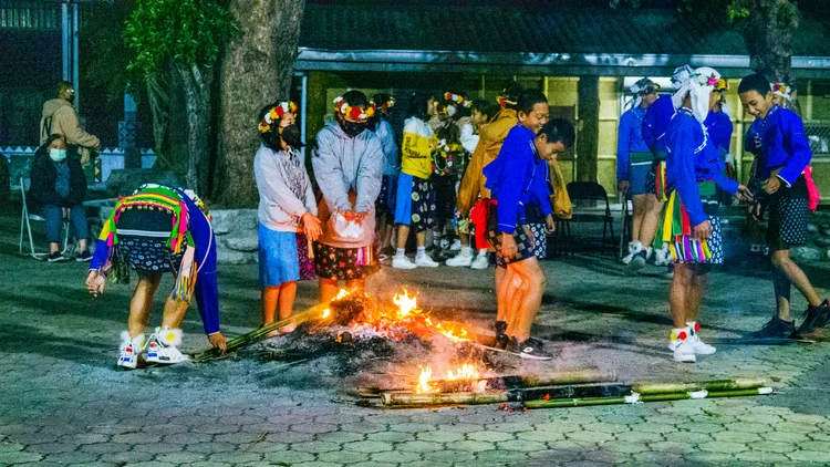 南王部落巴拉冠前，青少年、青少女循古禮唱歌謠跳舞，結束後大家圍著火堆烤火取暖。古和純攝