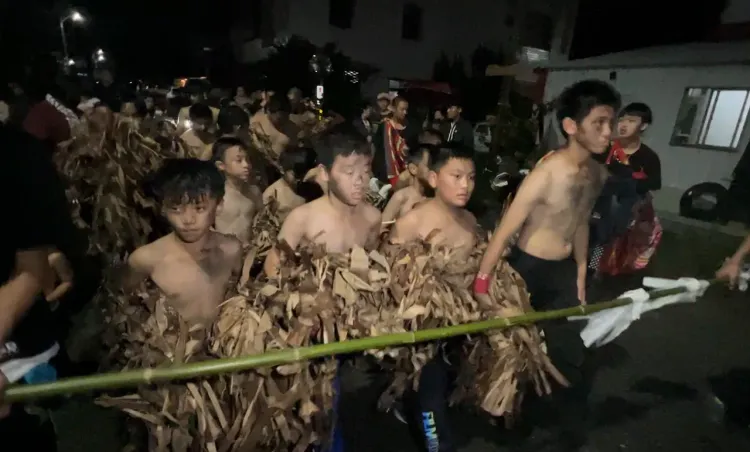 部落小朋友赤裸上身挨家挨戶驅邪報佳音。資料畫面