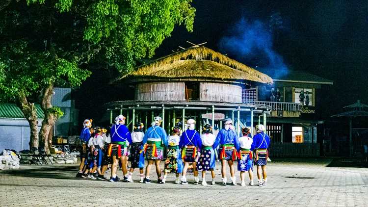 南王部落巴拉冠前，卑南族青少年、青少女與小朋友一同烤火、唱歌、跳舞。古和純攝