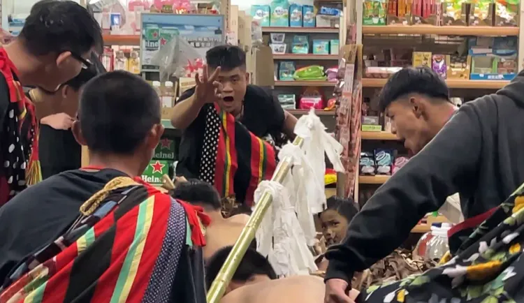 南王部落小朋友跟著大哥哥衝進超商高喊驅魔口號報佳音。資料畫面