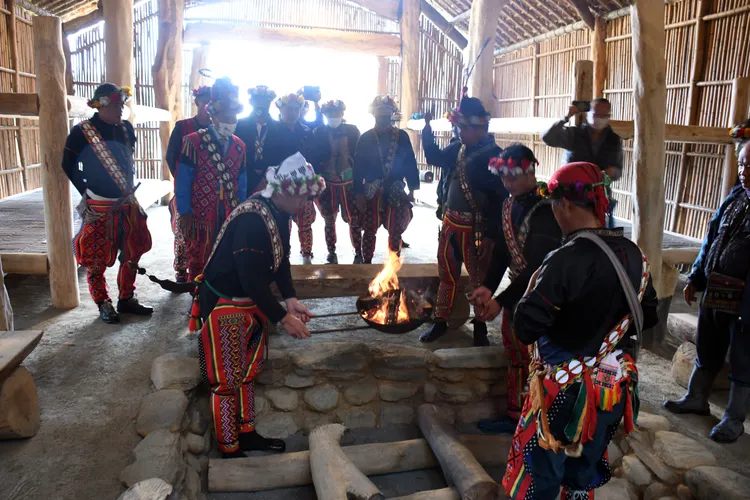 利嘉部落以傳統工法搭建巴拉冠。讀者提供