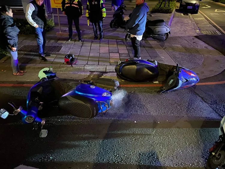 而部機車倒地。桃園警分局提供