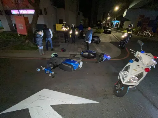 少年無照騎車遇警盤查 心虛落跑!撞倒停等紅燈車輛當場被逮