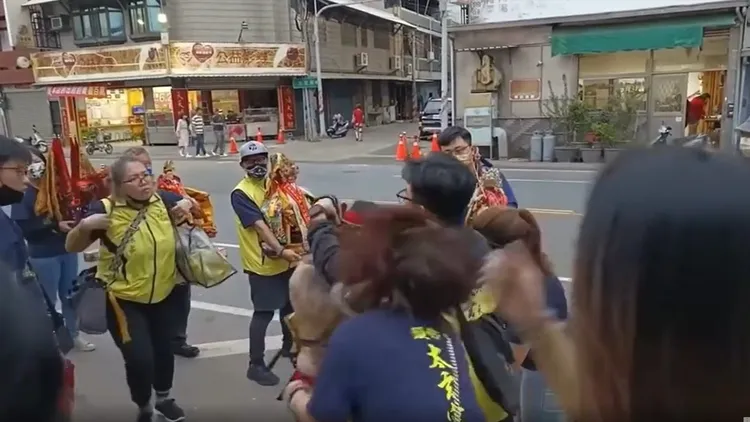 爆料公社乩童打女信徒影片引起熱議。翻攝臉書社團爆料公社 