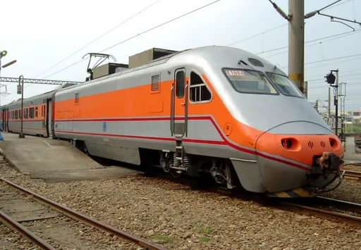 台鐵26年老自強號爬不上坡！卡半路逾1小時　1600名旅客好餓