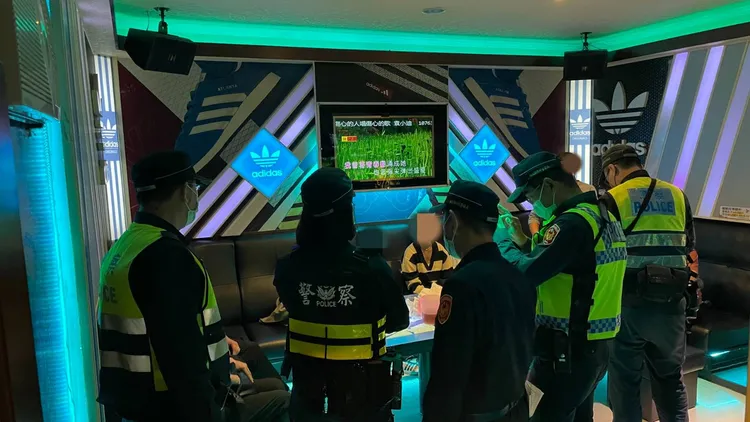 警方昨晚進行深夜臨檢，意外查出店家員工為通緝犯。民眾提供