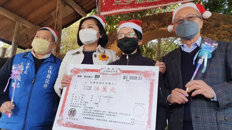 張麗善宣布捐出自己選舉補助款，幫名下監護45個孩子，每人均定存5萬元。雲林家扶提供