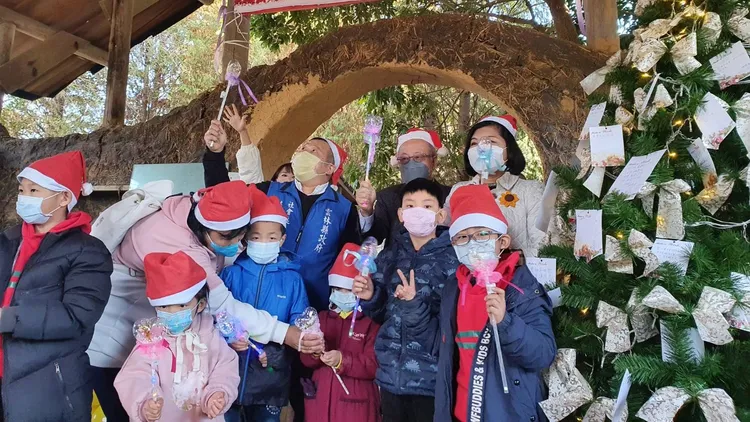 張麗善捐選舉補助款，盼助名下所監護的孩子以後就業就學方便運用。雲林家扶提供