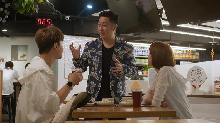 艾成（中）很感謝民視給他機會能跟老婆王瞳一塊演出。民視提供