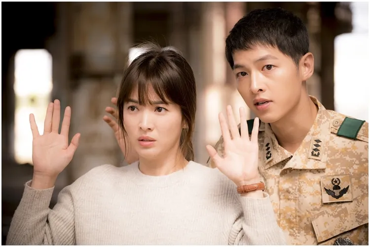 宋仲基（右）和宋慧喬因合拍韓劇《太陽的後裔》假戲真愛。翻攝naver