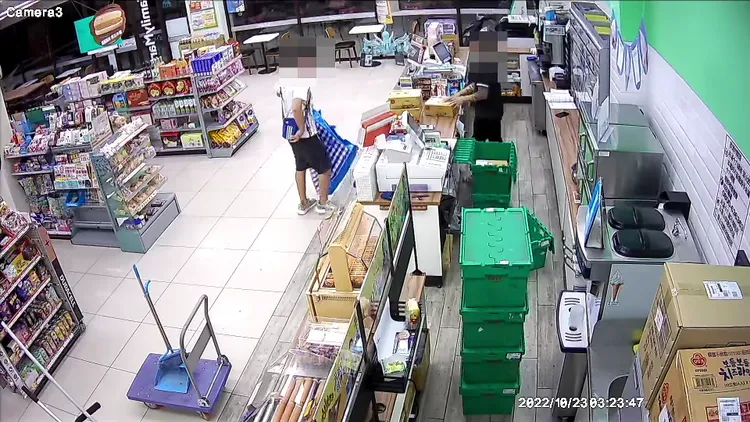 嫌犯拿著大型帆布袋，先騙走Apple  Watch。民眾提供