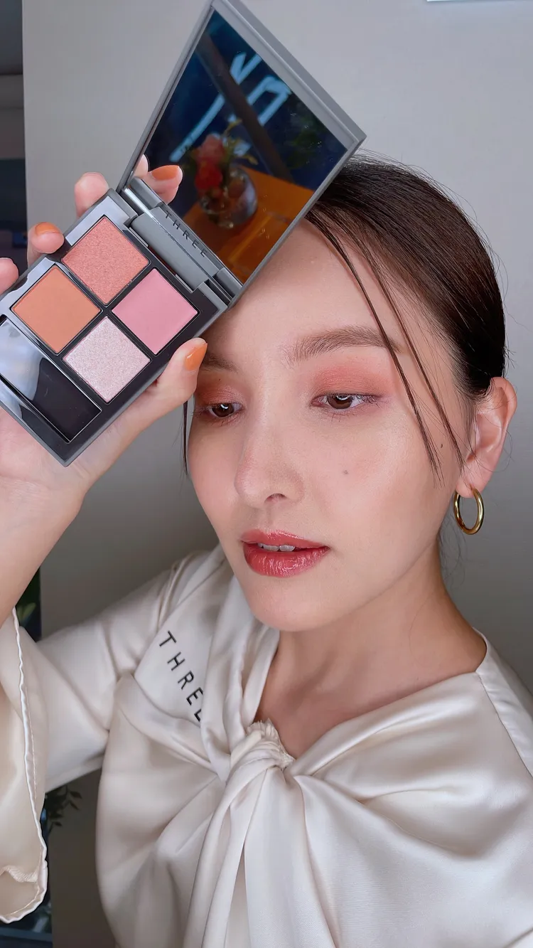 Model示範魅光幻眸眼采盒#12。張家玲攝