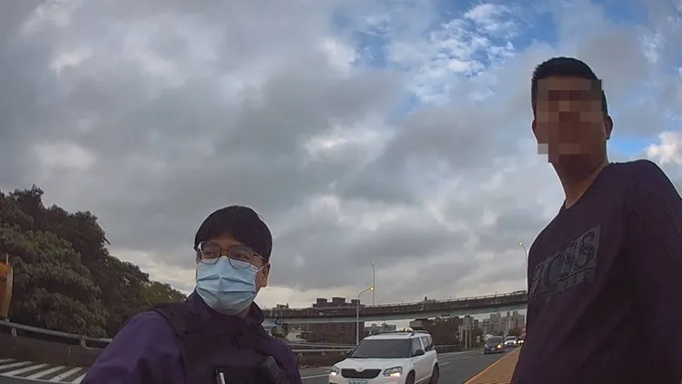 警方到場帶回酒醉何男返所處理。警方提供