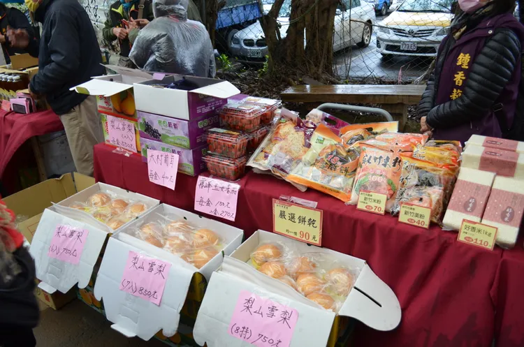 現場茶花園小農市集展售品。新竹市府提供