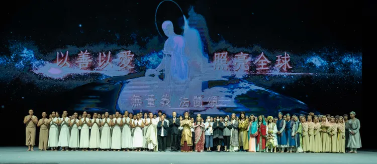 唐美雲率劇團，和優人神鼓、慈濟義工大合照。唐美雲歌仔戲團提供