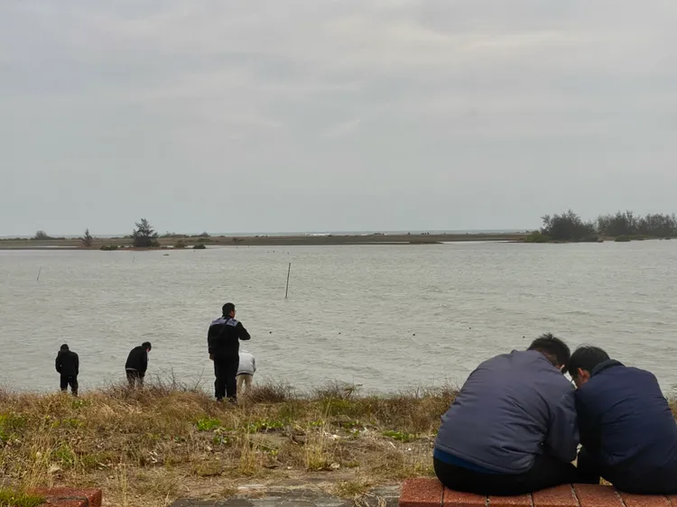 天公不作美，七股海堤未現落日餘暉。王志弘攝