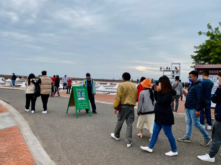 北門商圈在井仔腳鹽田舉辦音樂會活動，吸引不少遊客前往。王志弘攝