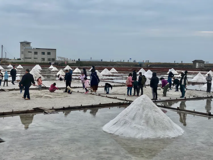 遊客在鹽田嬉戲。王志弘攝