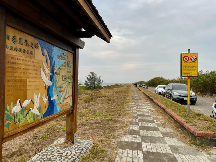 七股海堤有不少人車停留。王志弘攝