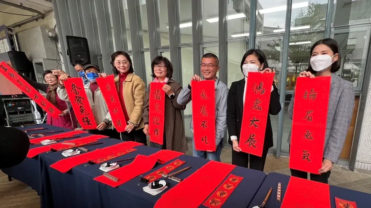 張麗善(右2)等人現場揮毫迎春大秀毛筆字。魏嘉良攝