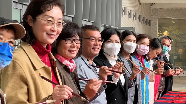 雲林縣內13處地方文化館，春節期間邀請逾60位名家現場揮毫，遊客可免費索取珍貴墨寶。魏嘉良攝