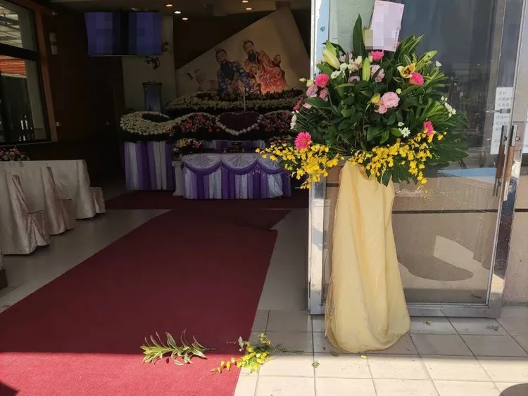 殯儀館靈堂花海、花卉遭到破壞，花朵掉落一地，且非單一事件。圖為花卉受破壞示意圖，非當事處。讀者提供