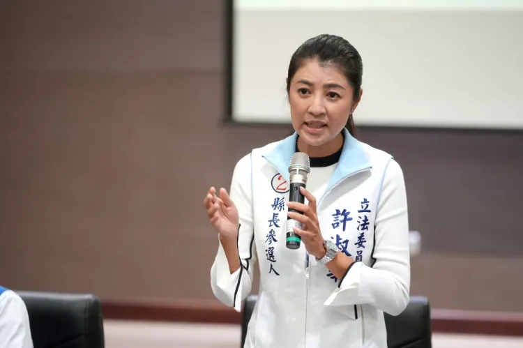 南投縣長當選人許淑華儘管被論文風波燒到，但還是平安下莊，順利當選。許淑華辦公室提供