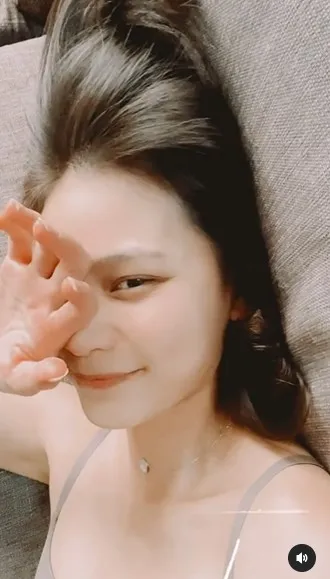 妹子淺淺一笑。IG@lynn_freesoul 授權刊登