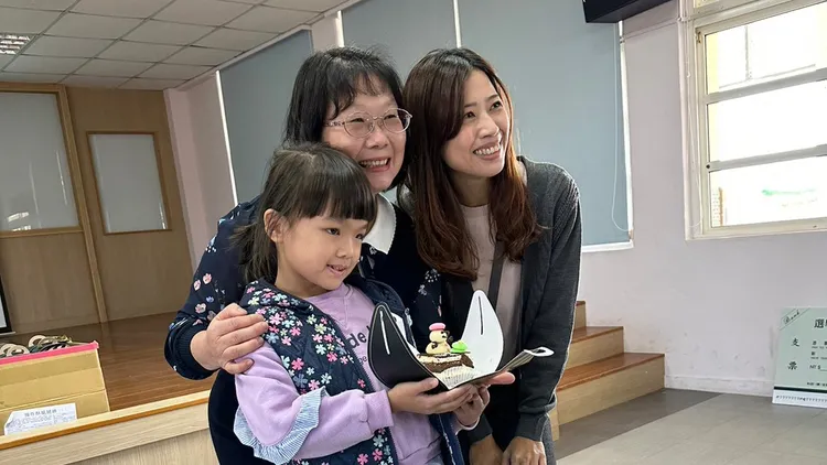 新科雲林縣議員顏嘉葦(右)盼偏鄉少女重視生理衛生，消弭月經貧窮問題。葉琬婷提供