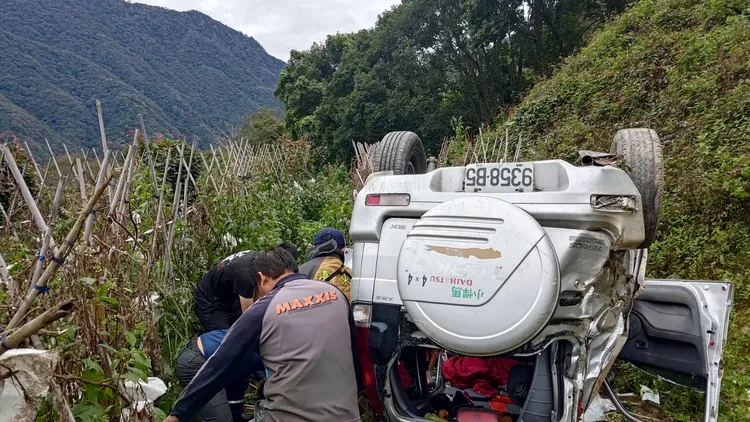 消防員竭力救出受困人員。台東縣消防局提供
