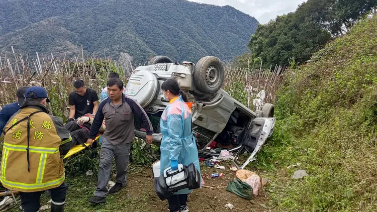 車輛翻覆。台東縣消防局提供