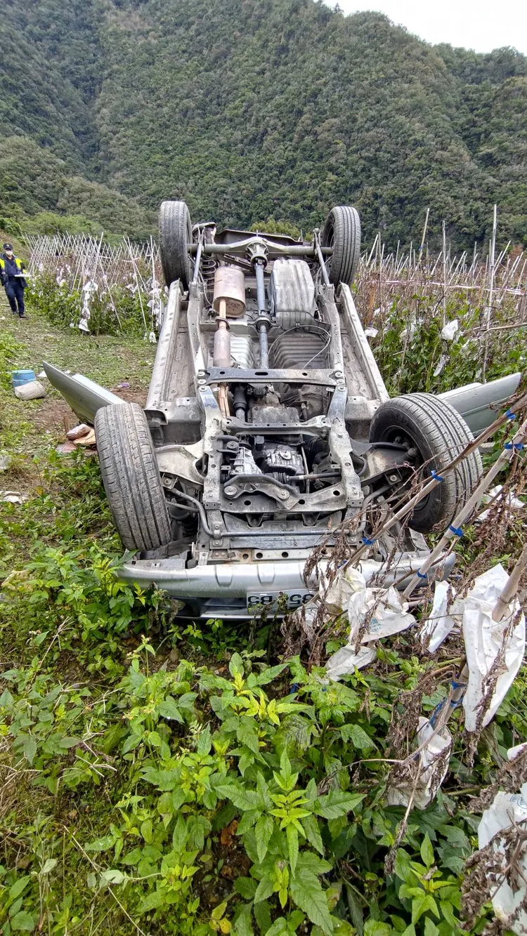 廂型休旅車翻覆山坡跌落菜園。台東縣消防局提供