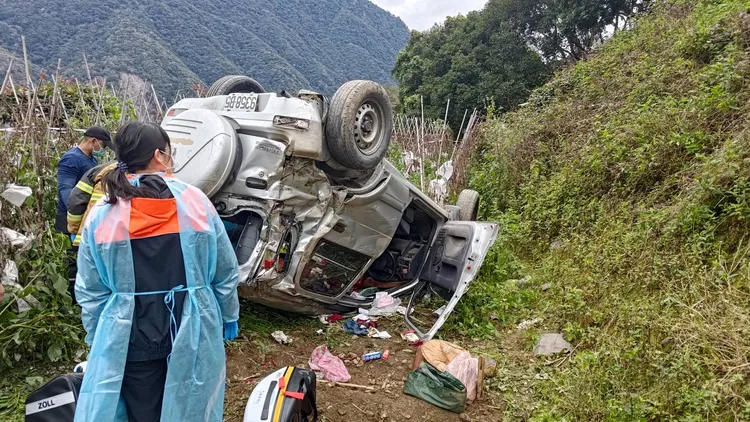 消防員竭力救出受困人員。台東縣消防局提供