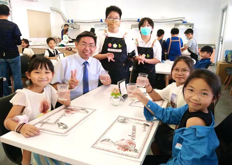 安國小推動食農教育課程，學生們穿上正式服裝，學習用餐時的餐桌禮儀。校方提供