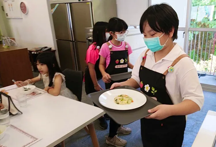 安國小推動食農教育課程，由同學擔任服務生負責點餐。校方提供