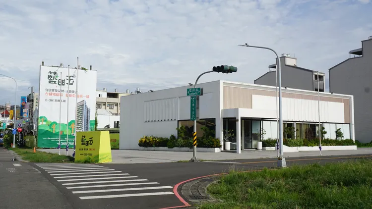 市郊地價不斷飆漲，主因是推案多屬首購宅，建商高價購地，目前區段成交多屬3字頭行情。葉家銘攝