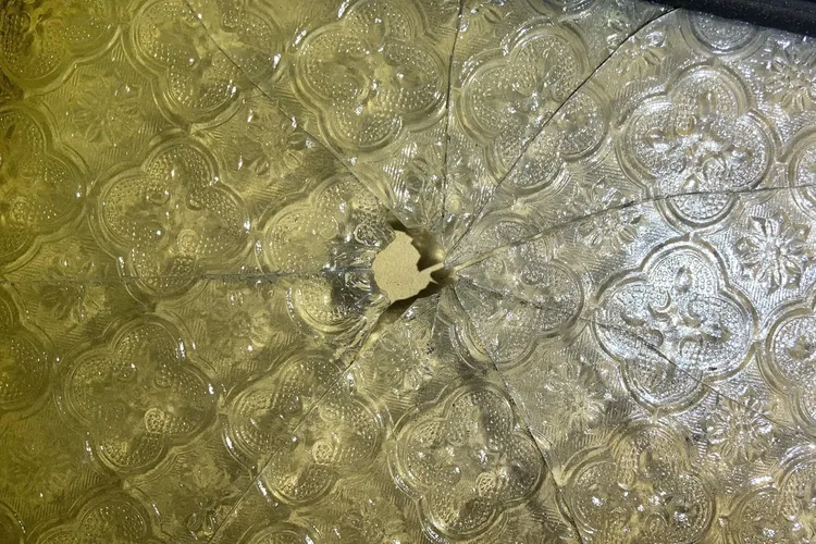 警方排除「子彈」形式的物體破壞玻璃。讀者提供