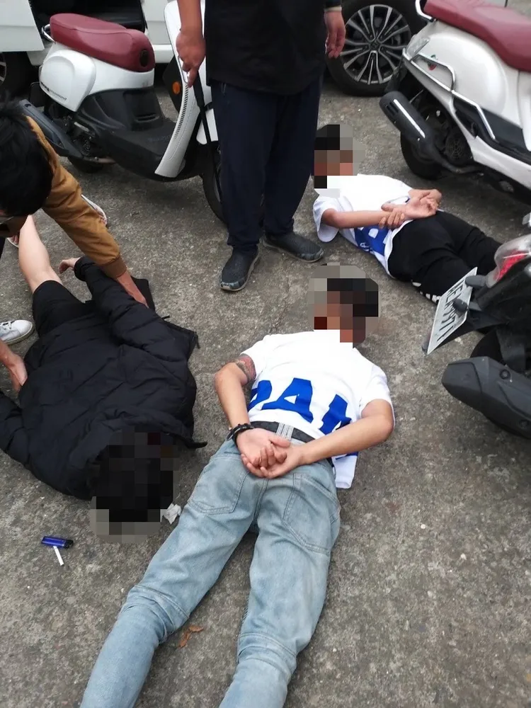 警方逮捕涉嫌開槍的林姓少年（右）和接應的張姓男子（中）。讀者提供