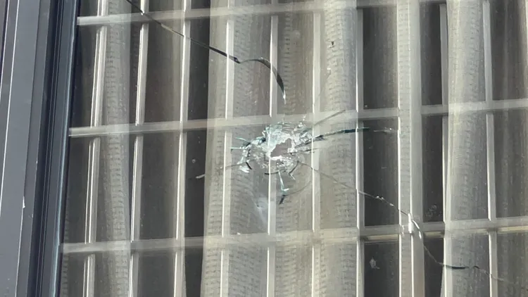 二樓玻璃也有彈孔。侯昌騰攝