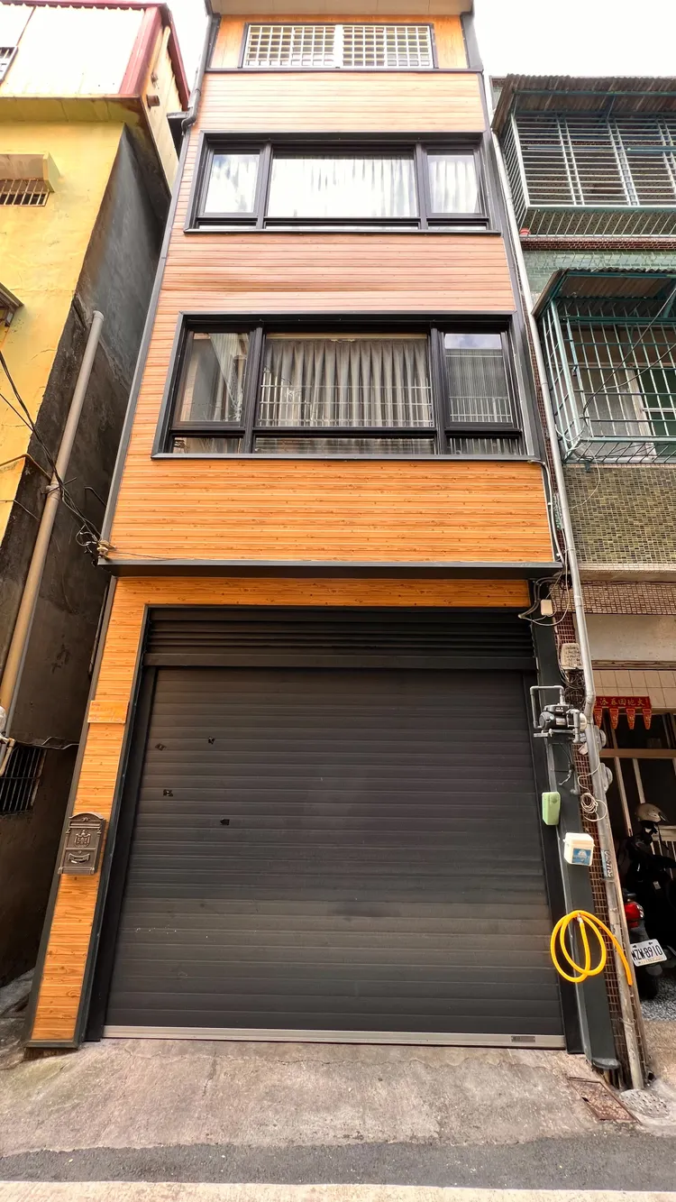 遭槍擊的民宅。侯昌騰攝