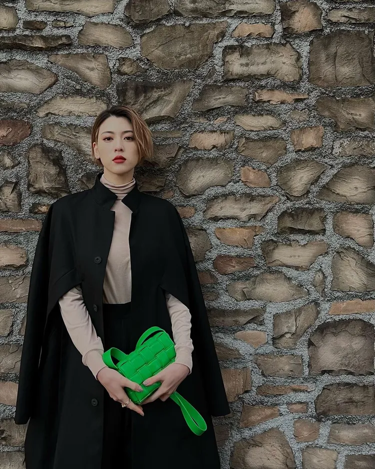 三吉彩花曬出義大利精品BOTTEGA VENETA經典的鸚鵡綠色Padded Cassette肩背包。翻攝miyoshi.aa IG