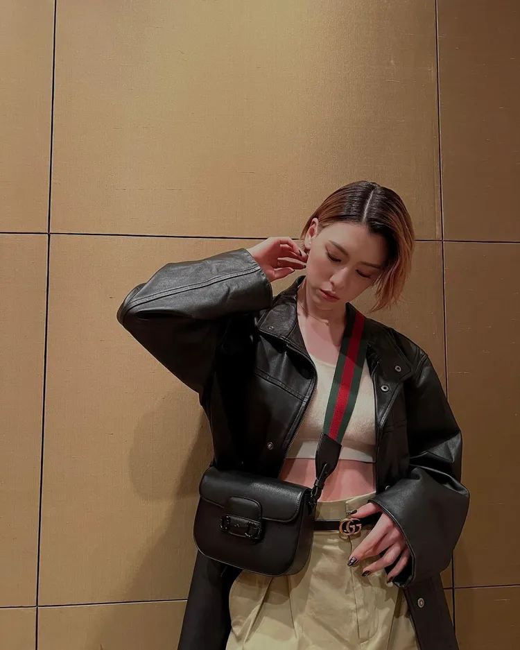 受到時尚圈青睞的三吉彩花，在她的IG上也能看到包括義大利精品GUCCI等一線精品的身影。翻攝miyoshi.aa IG