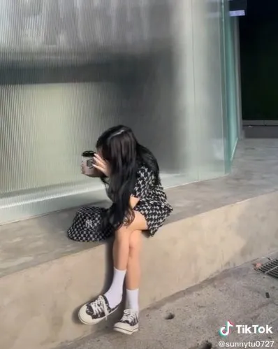 正妹開呆到最後笑出來。抖音 : TikTok:sunnytu0727 授權刊登